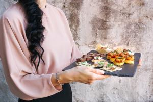 Somministrazione di alimenti e bevande svolta congiuntamente ad altre attività: variare l'attività